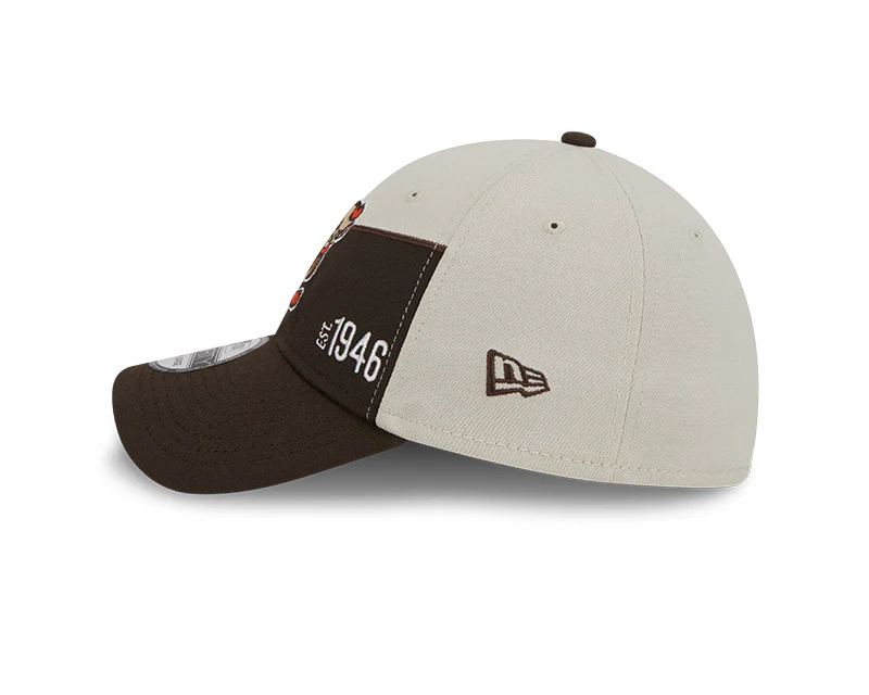 Cleveland Browns New Era 2023 Historic Sideline 39THIRTY Flex Hat - Cream/Brown - Image 4